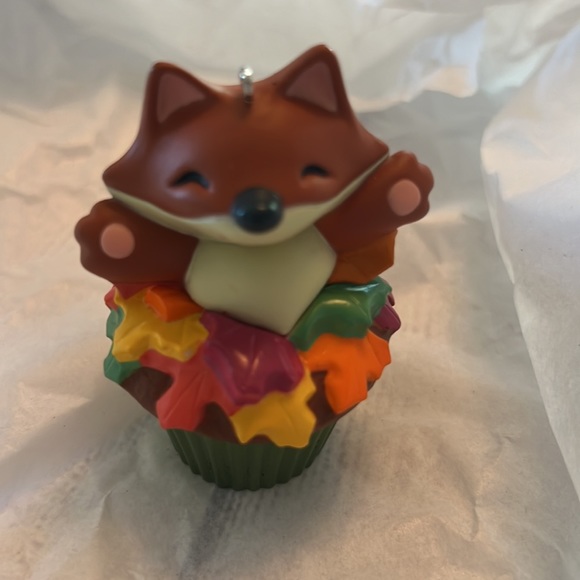 ⭐️HP NIB Hallmark Keepsake Cupcake orn. Sly and Sweet-2nd in a monthly series - Picture 12 of 16